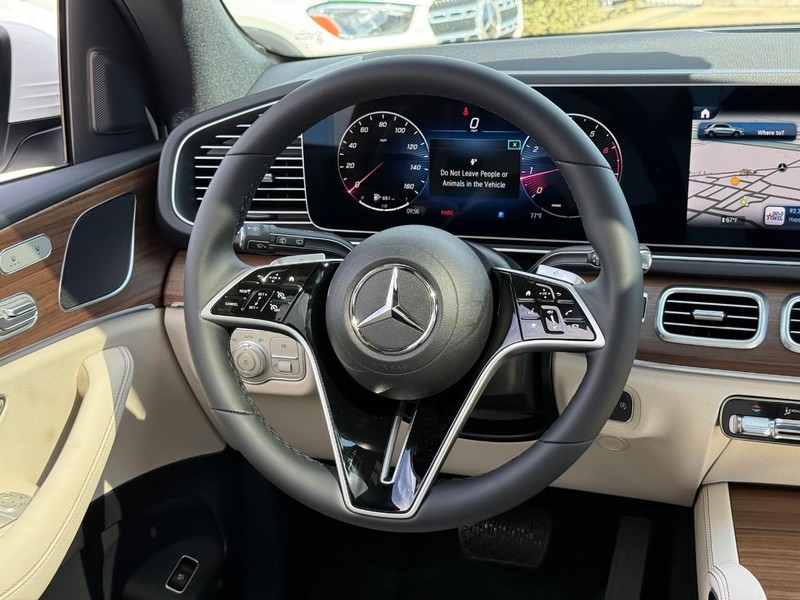 Mercedes-Benz GLE Vehicle Full-screen Gallery Image 10