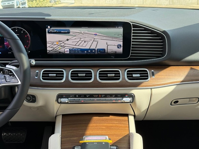 Mercedes-Benz GLE Vehicle Full-screen Gallery Image 11
