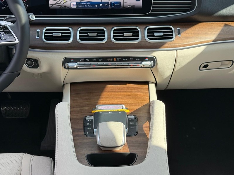 Mercedes-Benz GLE Vehicle Full-screen Gallery Image 12