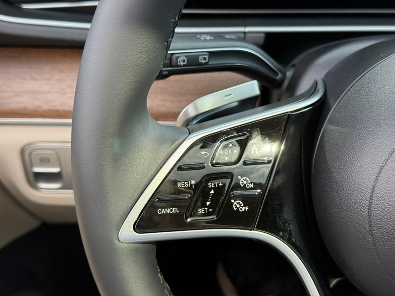 Mercedes-Benz GLE Vehicle Full-screen Gallery Image 16