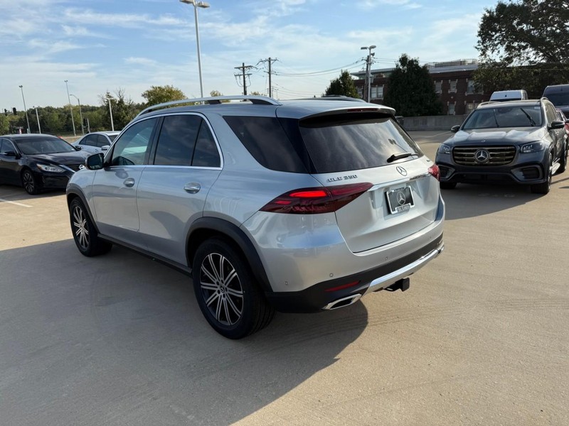 Mercedes-Benz GLE Vehicle Full-screen Gallery Image 4