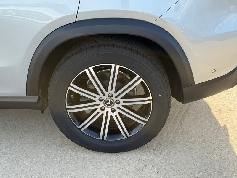 Mercedes-Benz GLE Vehicle Full-screen Gallery Image 5