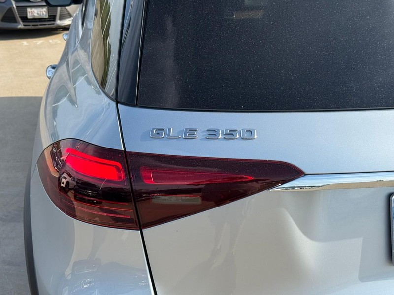 Mercedes-Benz GLE Vehicle Full-screen Gallery Image 6