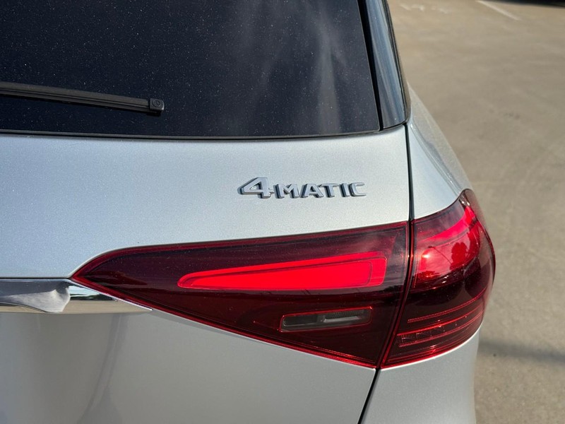 Mercedes-Benz GLE Vehicle Full-screen Gallery Image 7