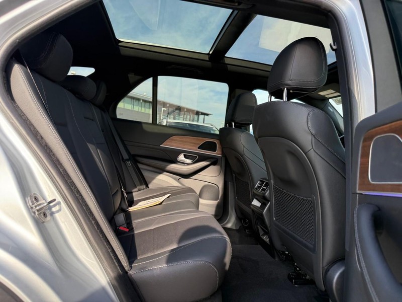 Mercedes-Benz GLE Vehicle Full-screen Gallery Image 8