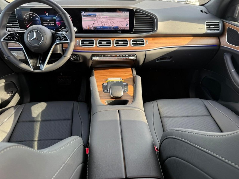 Mercedes-Benz GLE Vehicle Full-screen Gallery Image 9