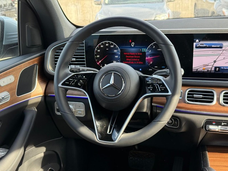 Mercedes-Benz GLE Vehicle Full-screen Gallery Image 10