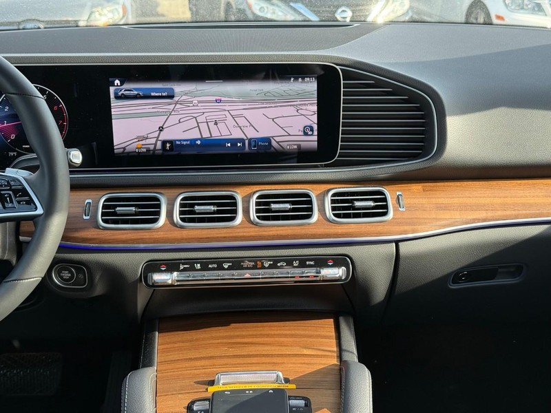 Mercedes-Benz GLE Vehicle Full-screen Gallery Image 11