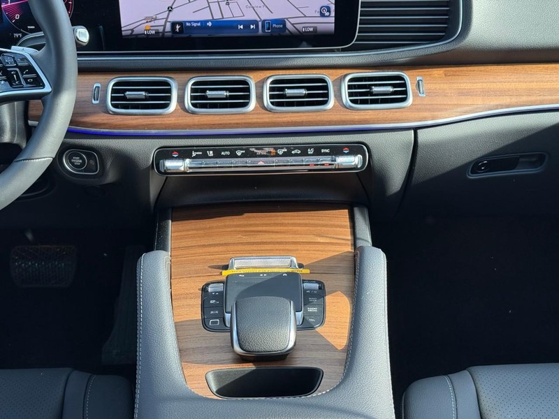 Mercedes-Benz GLE Vehicle Full-screen Gallery Image 12
