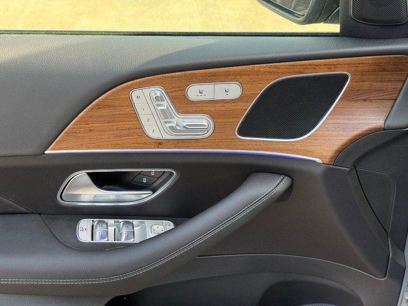 Mercedes-Benz GLE Vehicle Full-screen Gallery Image 13