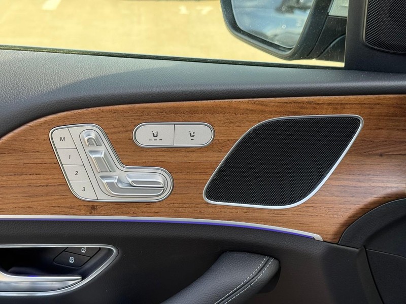 Mercedes-Benz GLE Vehicle Full-screen Gallery Image 14