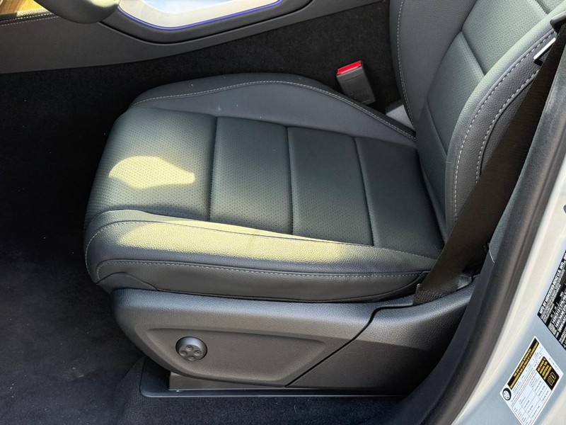 Mercedes-Benz GLE Vehicle Full-screen Gallery Image 15