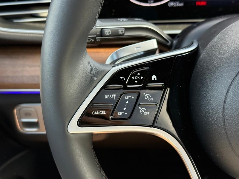 Mercedes-Benz GLE Vehicle Full-screen Gallery Image 16