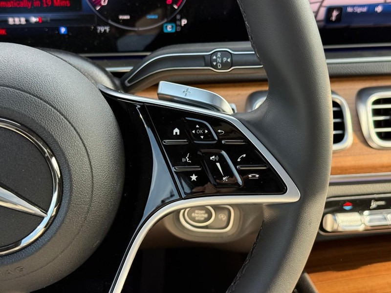 Mercedes-Benz GLE Vehicle Full-screen Gallery Image 17