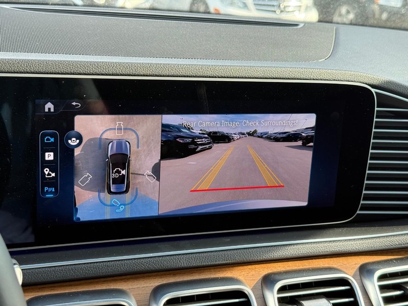 Mercedes-Benz GLE Vehicle Full-screen Gallery Image 18