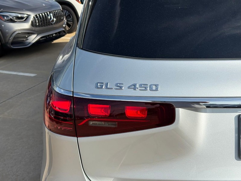 Mercedes-Benz GLS Vehicle Full-screen Gallery Image 4