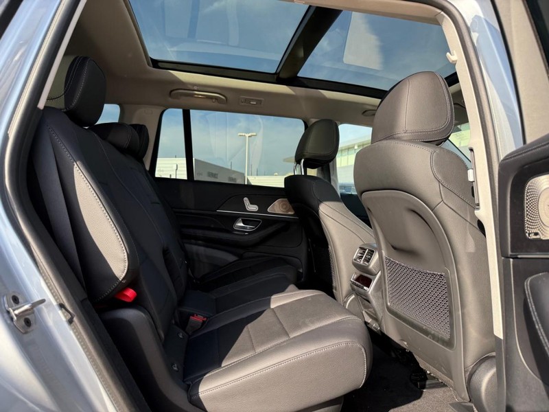 Mercedes-Benz GLS Vehicle Full-screen Gallery Image 6