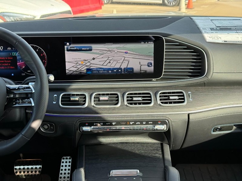 Mercedes-Benz GLS Vehicle Full-screen Gallery Image 9
