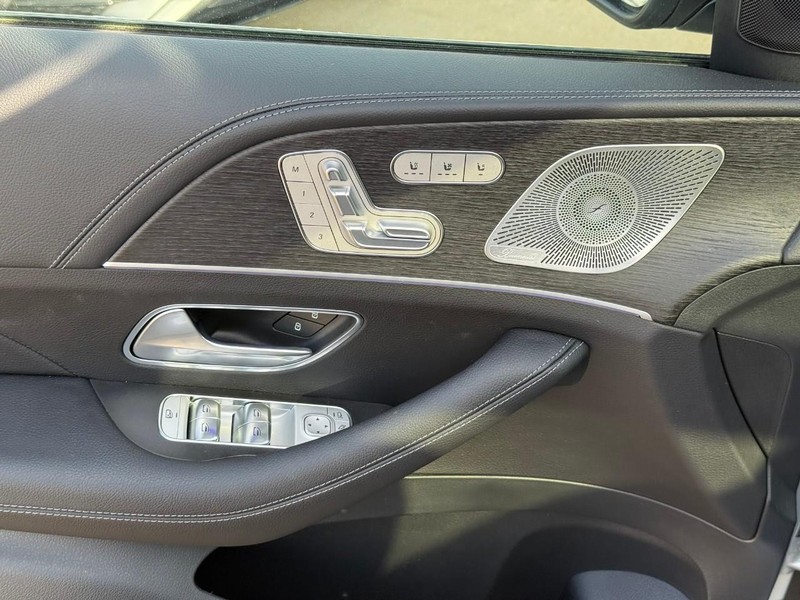 Mercedes-Benz GLS Vehicle Full-screen Gallery Image 11