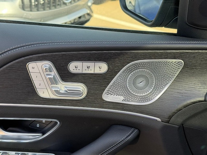 Mercedes-Benz GLS Vehicle Full-screen Gallery Image 12