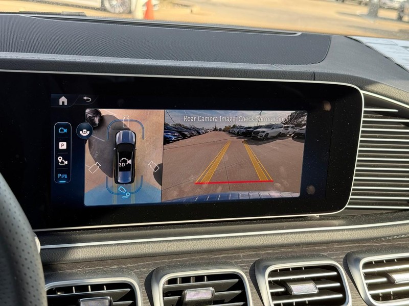 Mercedes-Benz GLS Vehicle Full-screen Gallery Image 16