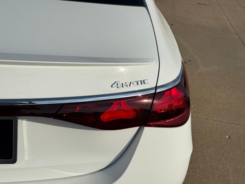 Mercedes-Benz E-Class Vehicle Full-screen Gallery Image 5