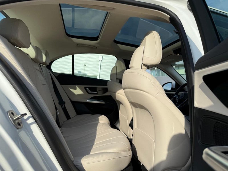 Mercedes-Benz E-Class Vehicle Full-screen Gallery Image 6