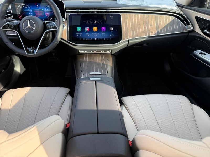 Mercedes-Benz E-Class Vehicle Full-screen Gallery Image 7