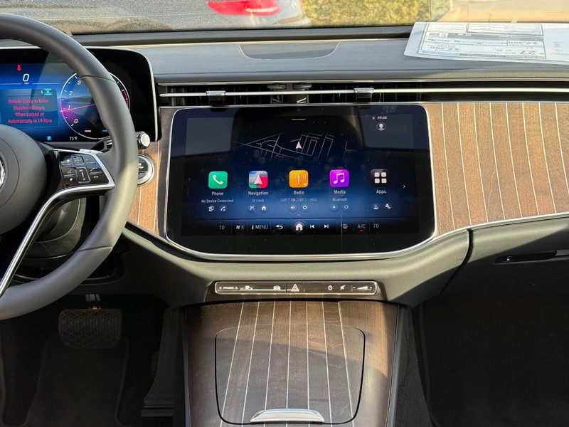 Mercedes-Benz E-Class Vehicle Full-screen Gallery Image 9