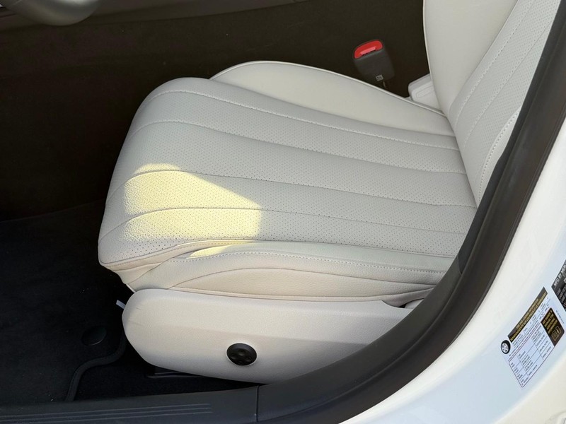 Mercedes-Benz E-Class Vehicle Full-screen Gallery Image 13