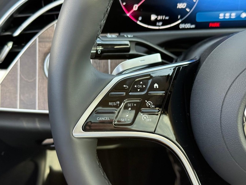 Mercedes-Benz E-Class Vehicle Full-screen Gallery Image 14