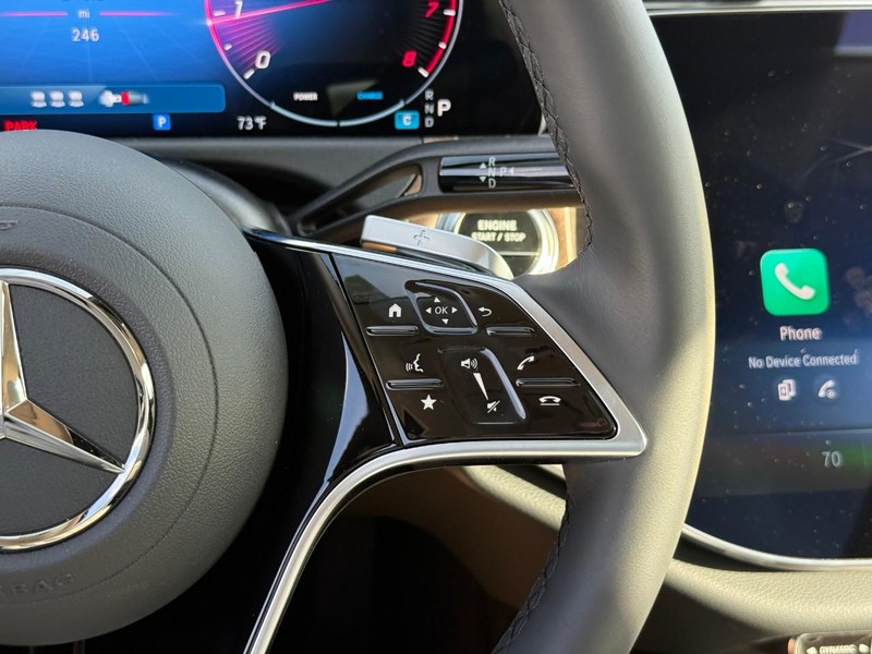 Mercedes-Benz E-Class Vehicle Full-screen Gallery Image 15