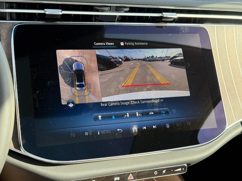 Mercedes-Benz E-Class Vehicle Full-screen Gallery Image 16