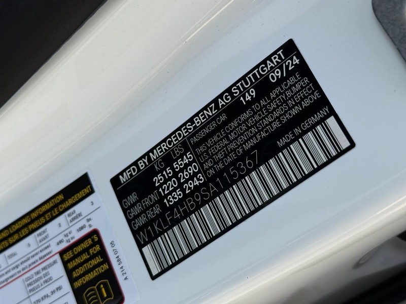 Mercedes-Benz E-Class Vehicle Full-screen Gallery Image 17