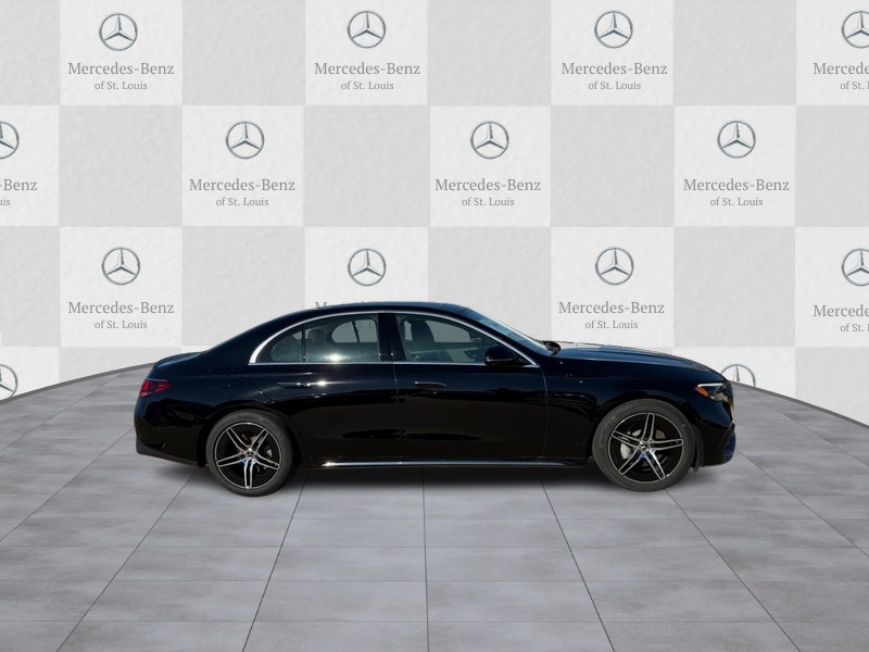 Mercedes-Benz E-Class Vehicle Full-screen Gallery Image 2