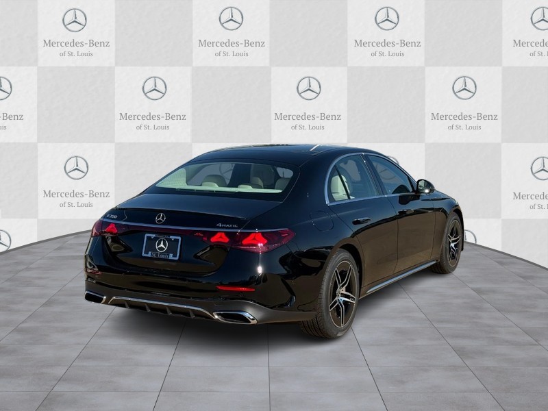 Mercedes-Benz E-Class Vehicle Full-screen Gallery Image 3