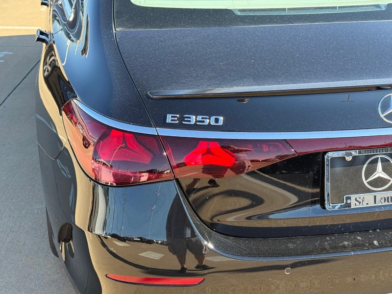 Mercedes-Benz E-Class Vehicle Full-screen Gallery Image 4