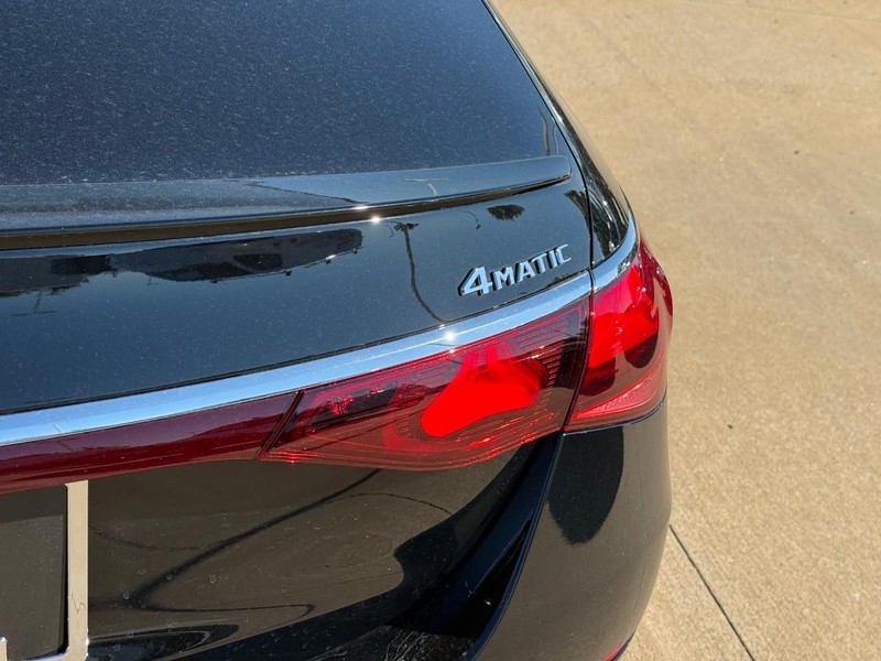 Mercedes-Benz E-Class Vehicle Full-screen Gallery Image 5