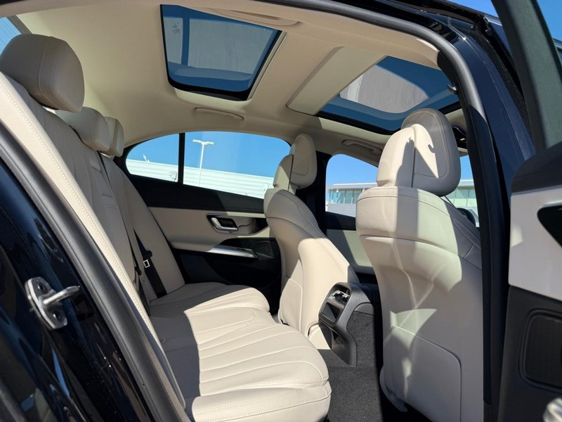 Mercedes-Benz E-Class Vehicle Full-screen Gallery Image 6