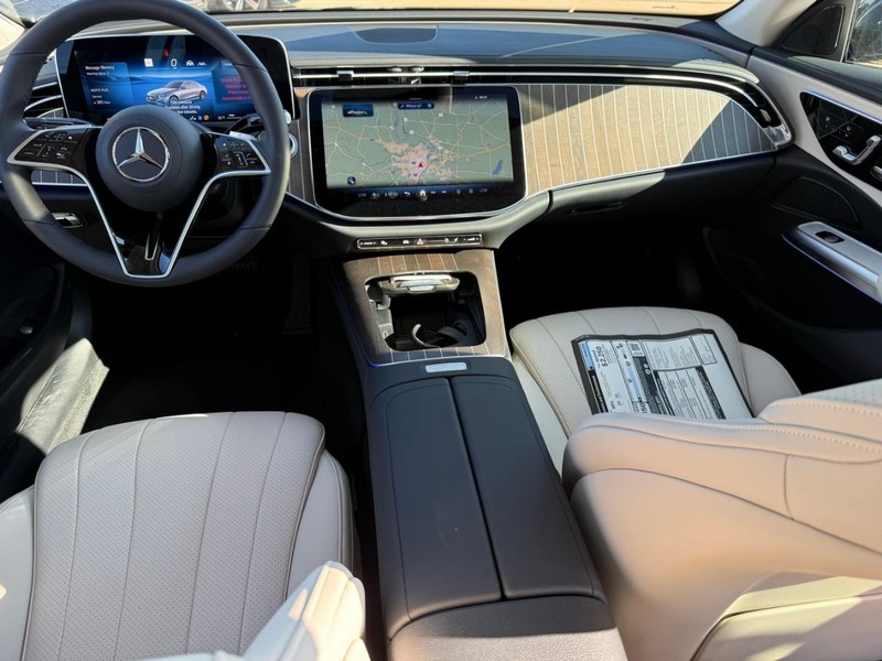 Mercedes-Benz E-Class Vehicle Full-screen Gallery Image 7