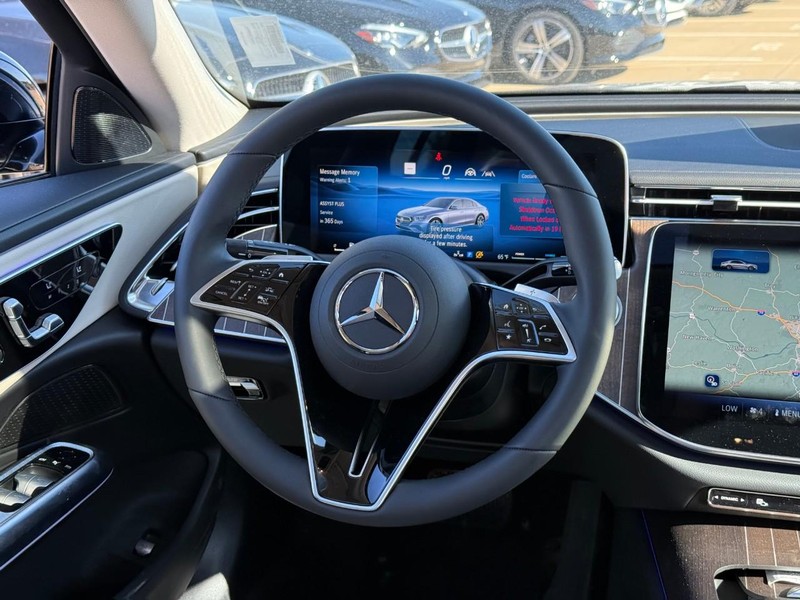 Mercedes-Benz E-Class Vehicle Full-screen Gallery Image 8