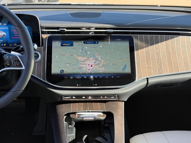 Mercedes-Benz E-Class Vehicle Full-screen Gallery Image 9