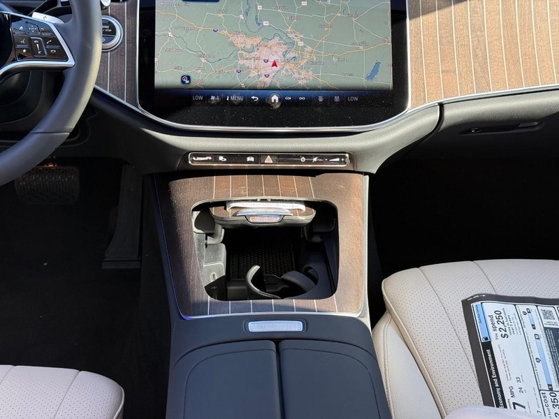 Mercedes-Benz E-Class Vehicle Full-screen Gallery Image 10