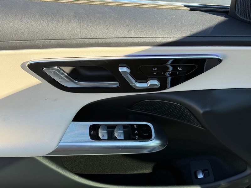 Mercedes-Benz E-Class Vehicle Full-screen Gallery Image 11