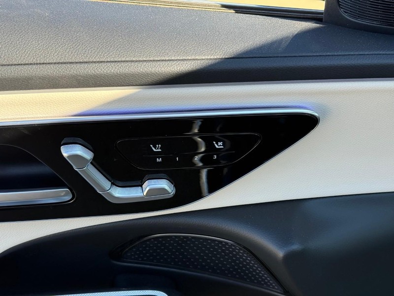 Mercedes-Benz E-Class Vehicle Full-screen Gallery Image 12