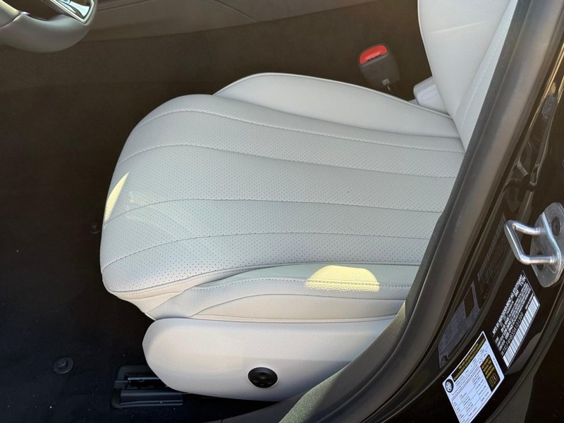 Mercedes-Benz E-Class Vehicle Full-screen Gallery Image 13