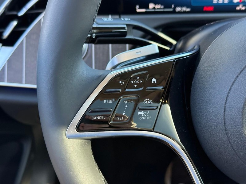 Mercedes-Benz E-Class Vehicle Full-screen Gallery Image 14