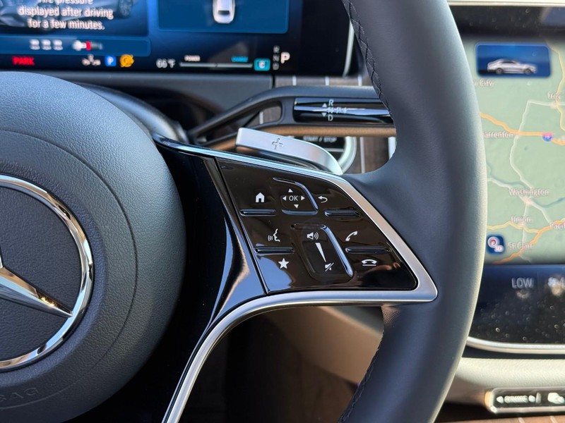 Mercedes-Benz E-Class Vehicle Full-screen Gallery Image 15