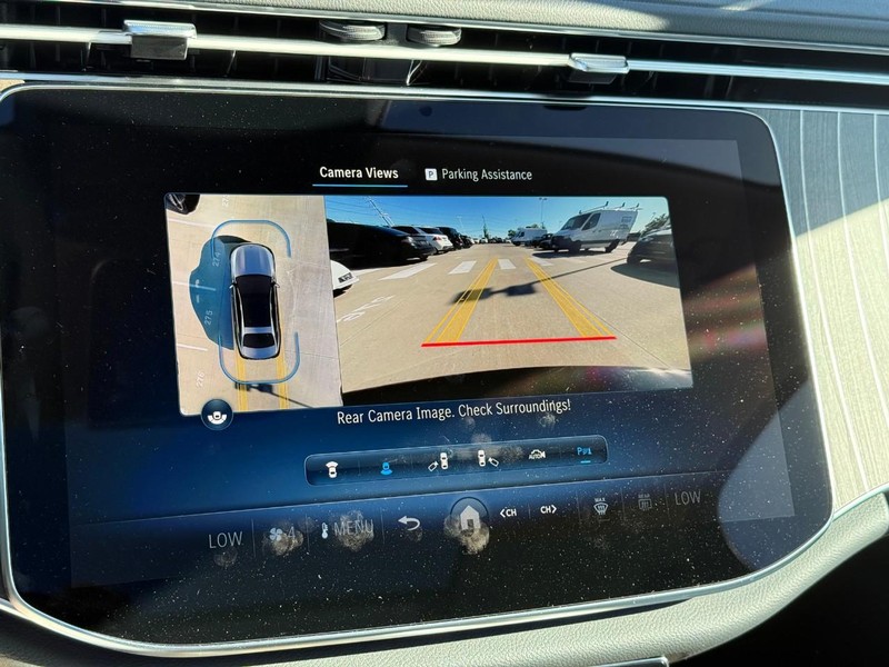 Mercedes-Benz E-Class Vehicle Full-screen Gallery Image 16