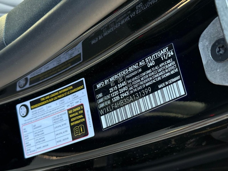 Mercedes-Benz E-Class Vehicle Full-screen Gallery Image 17